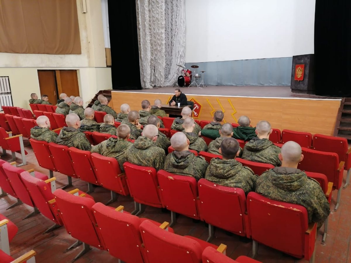Встреча со священником в войсковой части с. Ильинское.