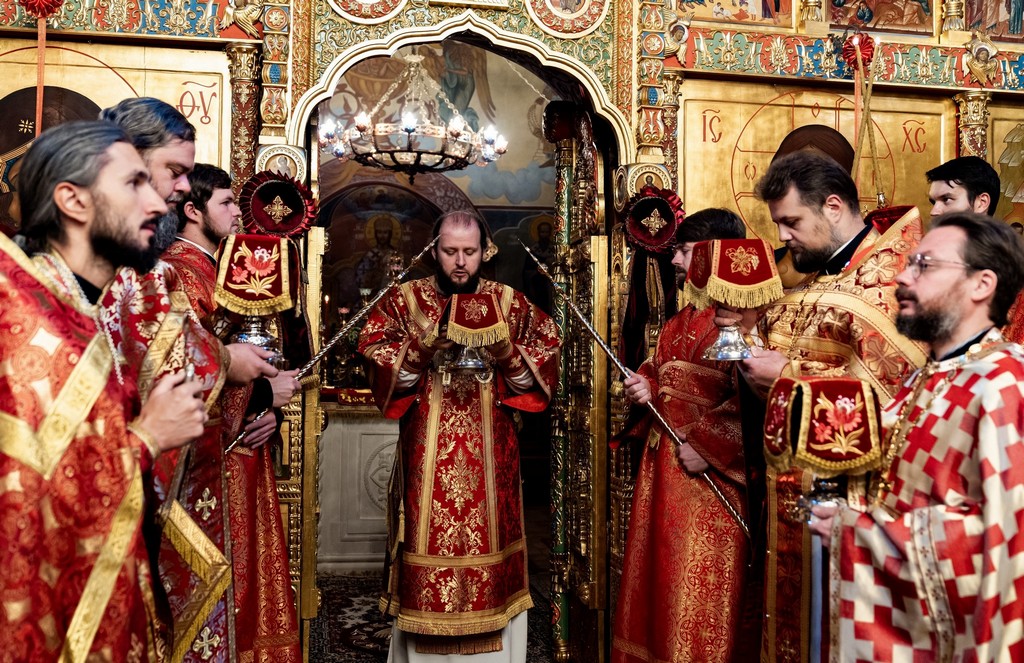 Архиерейское богослужение в храме Воскресения Словущего села Колычёво.