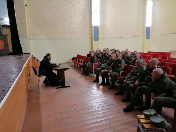 Встреча со священником в войсковой части с. Ильинское.