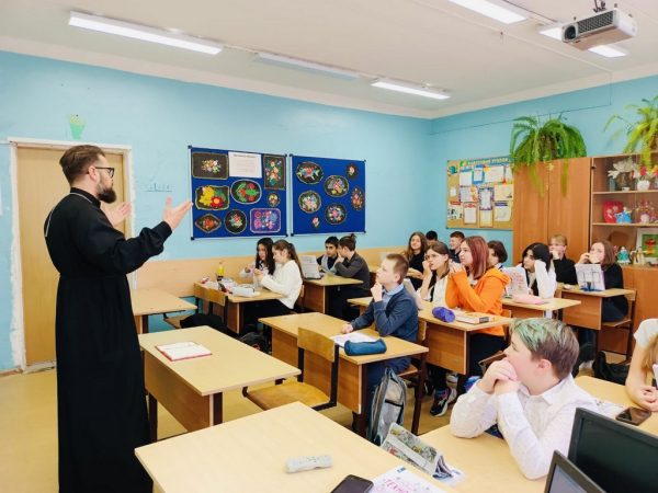 Духовная беседа в Краснопутьской школе.