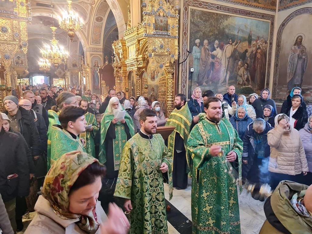Молебны у мощей преподобного Сергия Радонежского в Троицком кафедральном соборе г. Подольска.