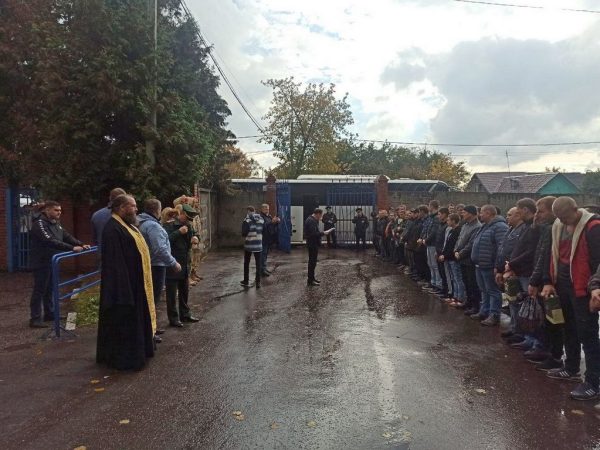 Отправка мобилизованных военнослужащих в городе Домодедово.