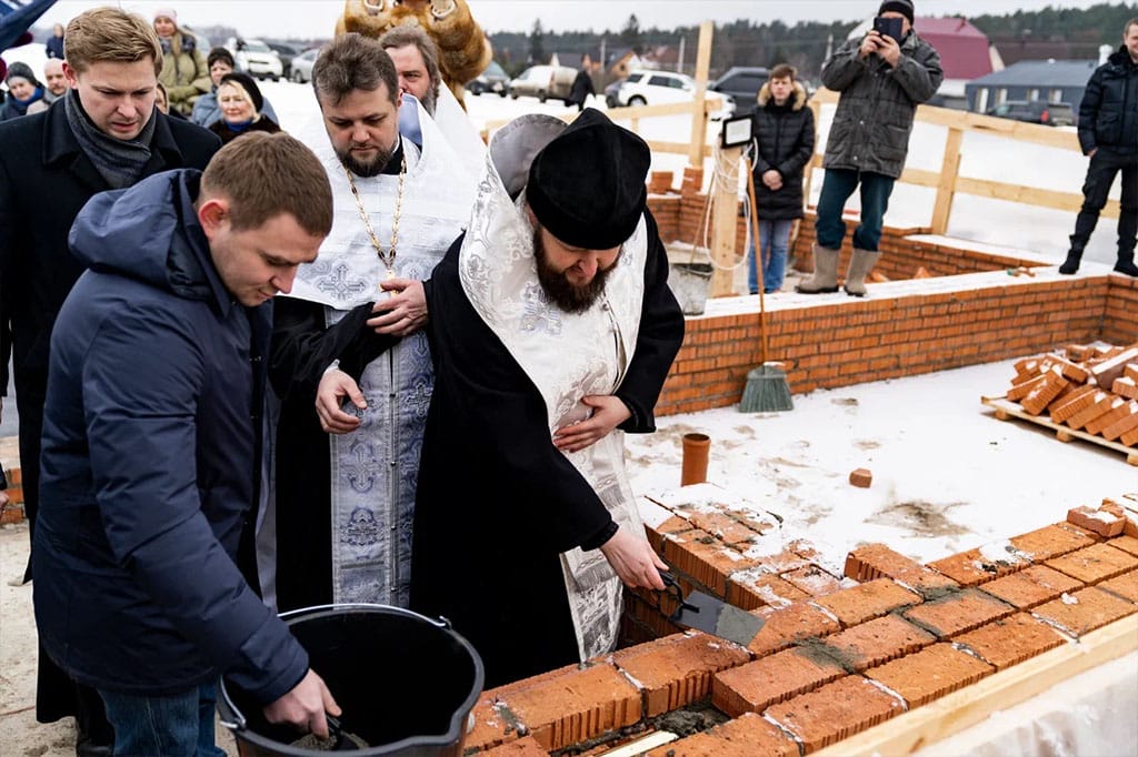 Закладка камня в основание Благовещенского храма в деревне Ивановка — фото 6