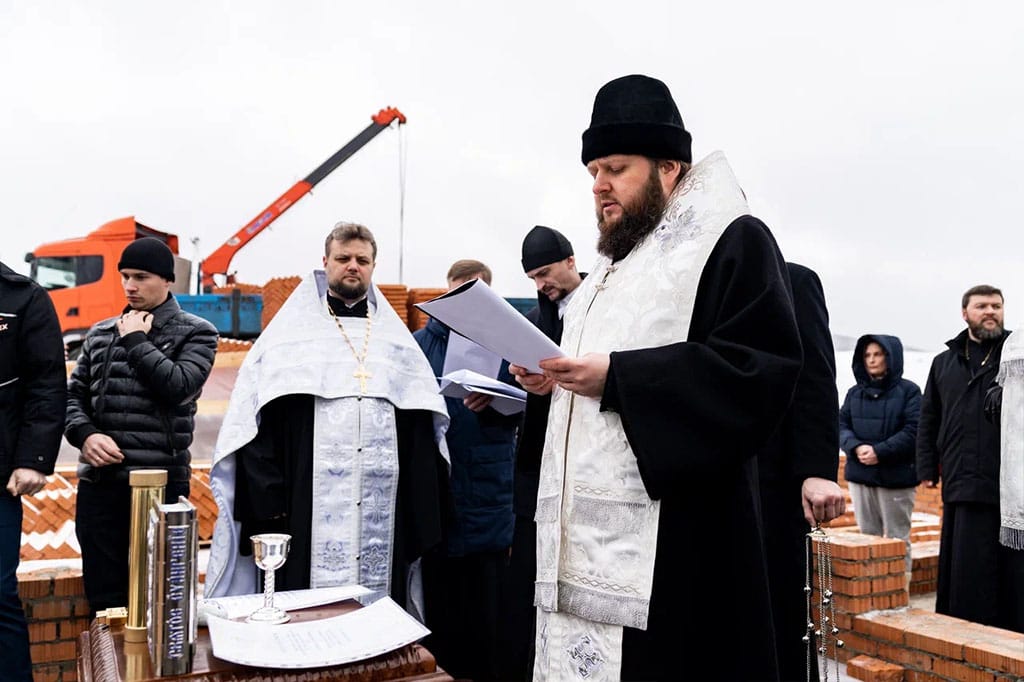 Закладка камня в основание Благовещенского храма в деревне Ивановка — фото 2