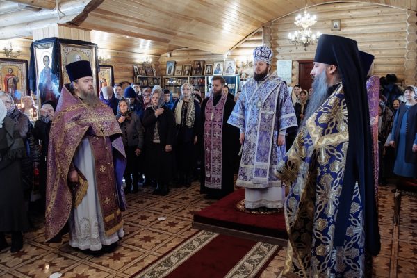 Архиерейское богослужение в храме иконы Божией Матери «Державная»