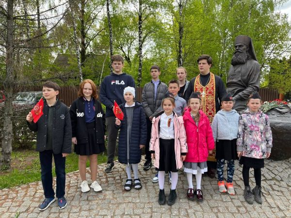 Возложение цветов у памятника архимандрита Алипия