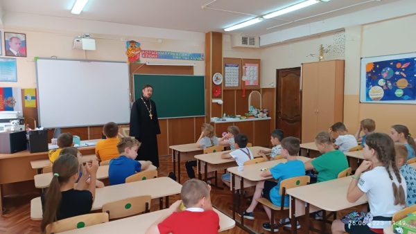 Настоятель Димитрие-Солунского храма посетил детский школьный лагерь