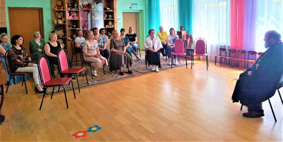 Разговор со священником в Домодедовской гимназии №5