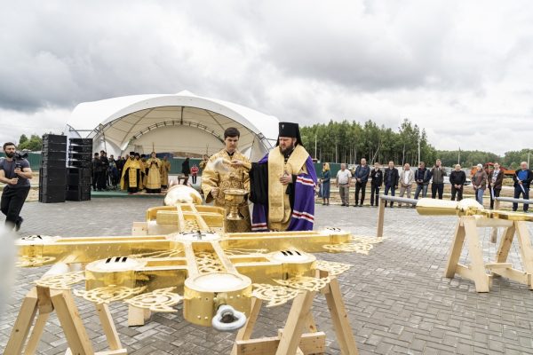 Освящение крестов в Михаило-Архангельском храме Патриаршего подворья в селе Акулинино