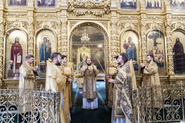 Воскресное богослужение в Троицком кафедральном соборе Подольска
