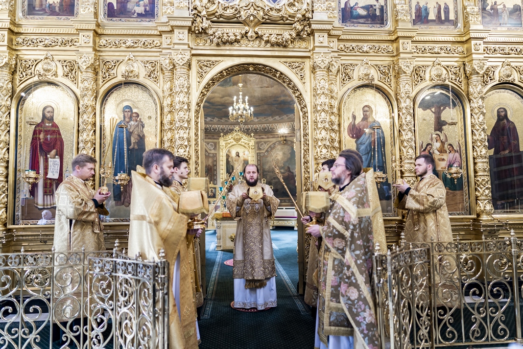 Воскресное богослужение в Троицком кафедральном соборе Подольска