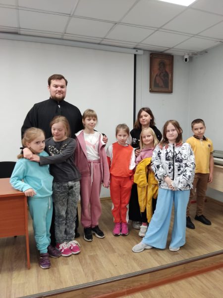 Дети из летнего лагеря посетили собор Всех святых в Домодедово