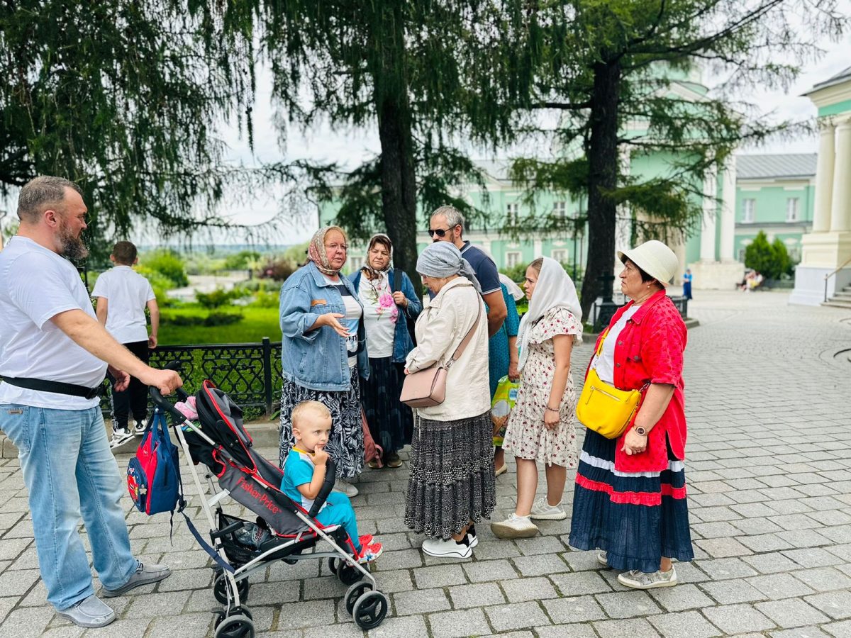 Поездка прихожан Казанского храма села Красный путь в Оптину пустынь.