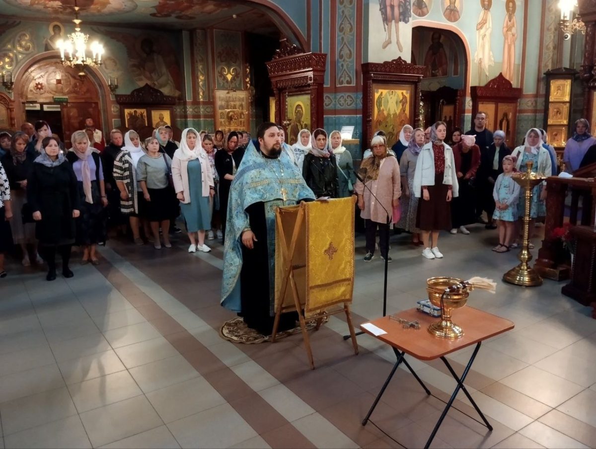 Молебен для руководителей образовательных учреждений и педагогической общественности в Соборе всех святых в земле Русской просиявших