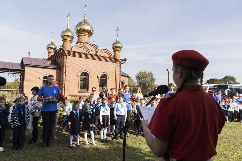 Возложение цветов к памятнику Виктору Талалихину в деревни Мансурово — фото 6