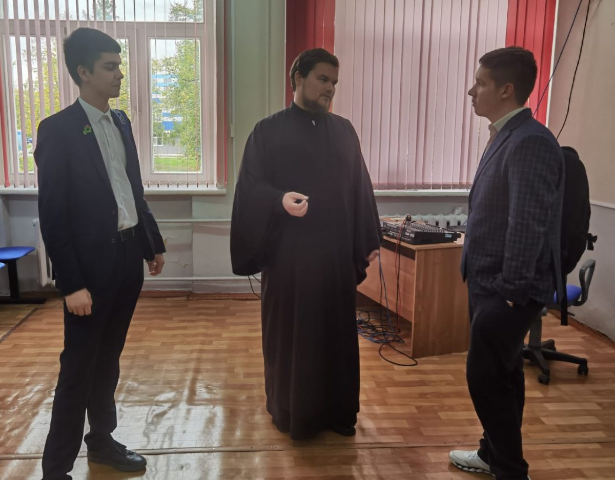 Диалог со священником в Востряковском лицее №1