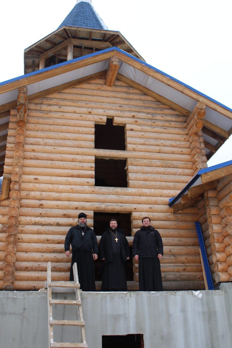 Освящение куполов с крестами строящегося храма Благовещения Пресвятой Богородицы в деревне Ивановка