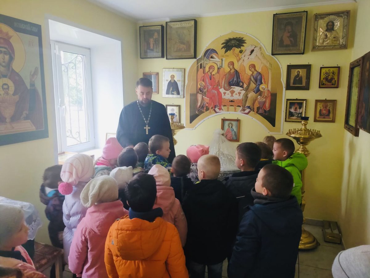 Экскурсия детского сада «Веснушка» по Пантелеимоновскому храму села Красный Путь — фото 2