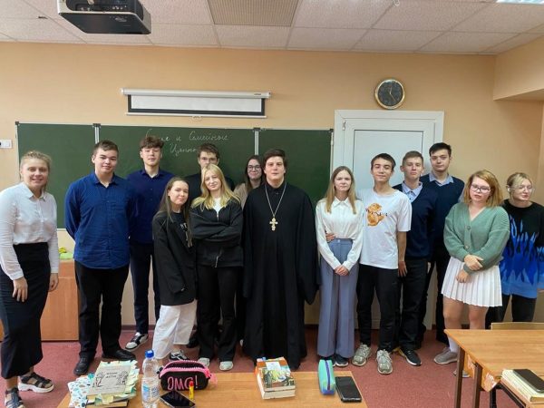 Диалог со священником в Белостолбовской школе