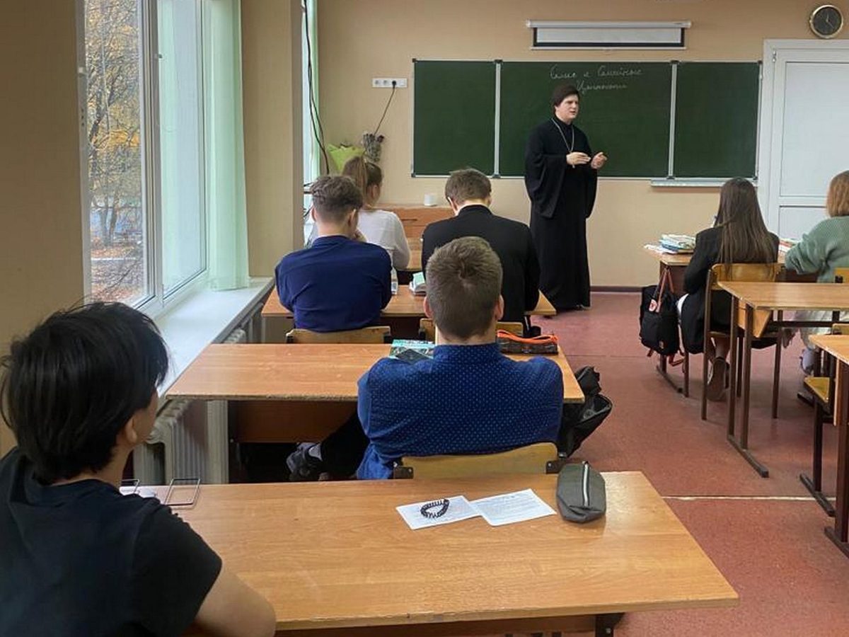 Диалог со священником в Белостолбовской школе