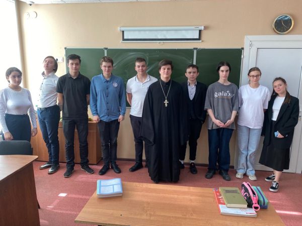 Диалог со священником в Белостолбовской СОШ