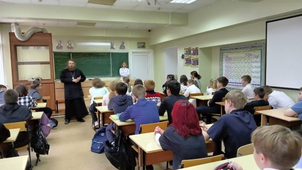 Беседа со священником в Повадинской СОШ