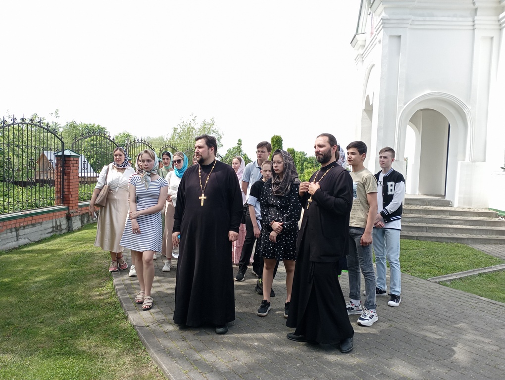 Просветительская поездка победителей и призёров Муниципальной викторины по Духовному краеведению «Славные люди» — фото 4