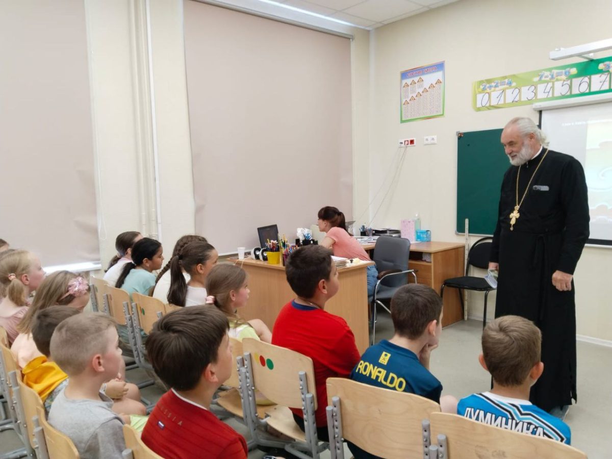 Беседа со священником в летнем лагере «Территория лета» Востряковского лицея № 1 — фото 2