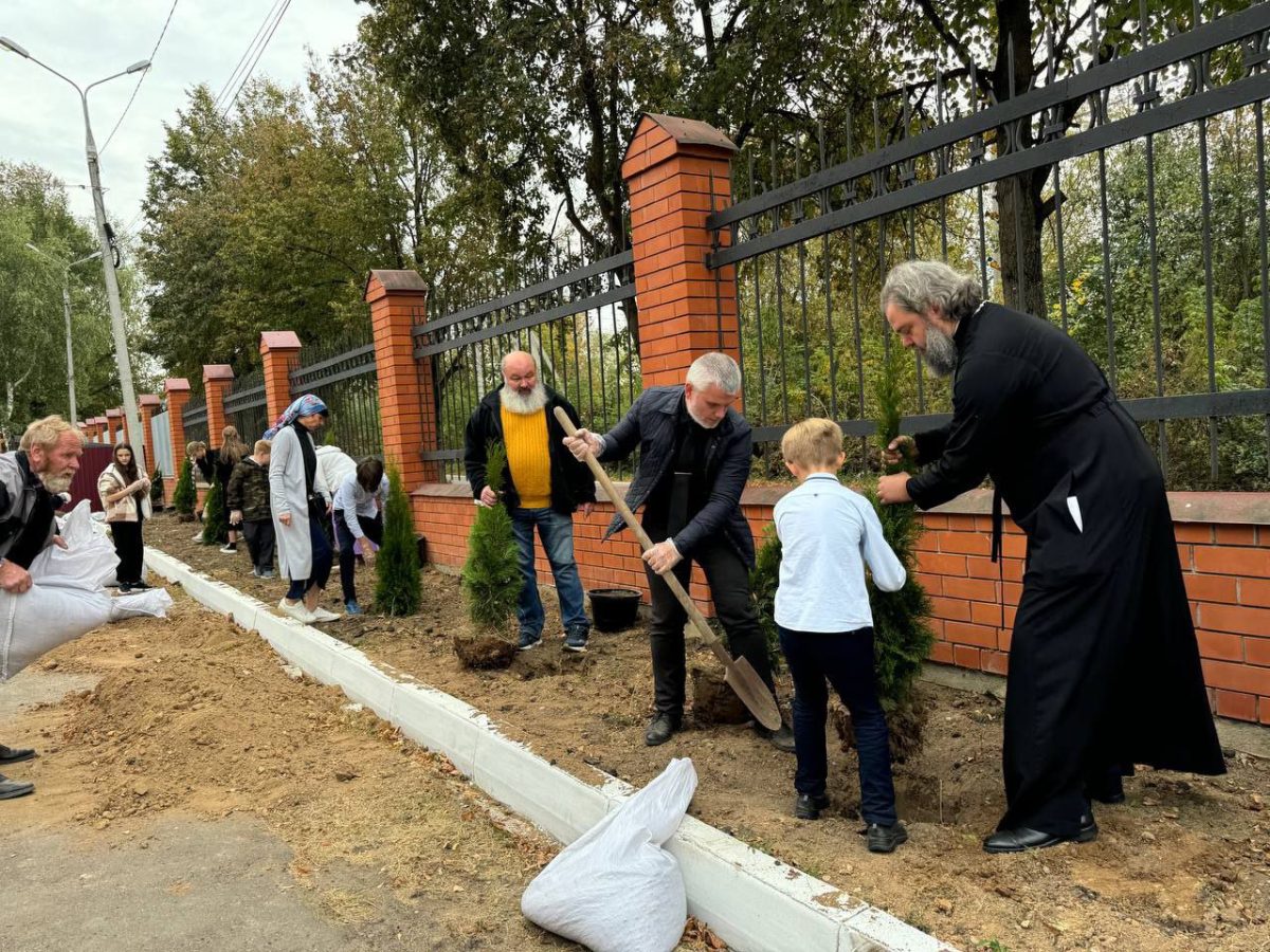 Экологическая акция «Посади свое дерево» на приходе собора Всех святых в земле Русской просиявших г. Домодедово.