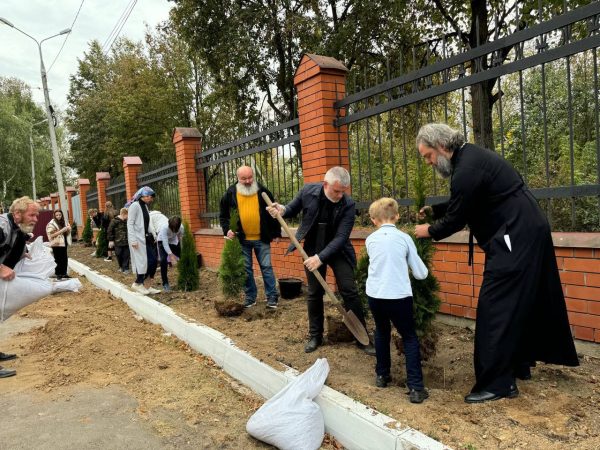 Экологическая акция «Посади свое дерево» на приходе собора Всех святых в земле Русской просиявших г. Домодедово.