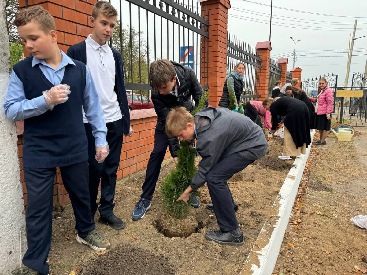 Экологическая акция «Посади свое дерево» на приходе собора Всех святых в земле Русской просиявших г. Домодедово. — фото 3