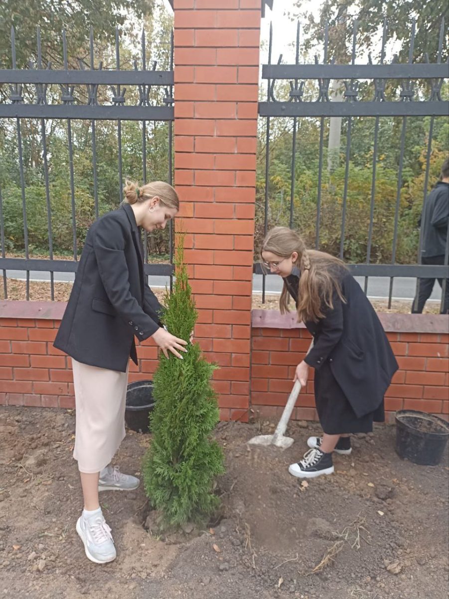 Экологическая акция «Посади свое дерево» на приходе собора Всех святых в земле Русской просиявших г. Домодедово. — фото 4