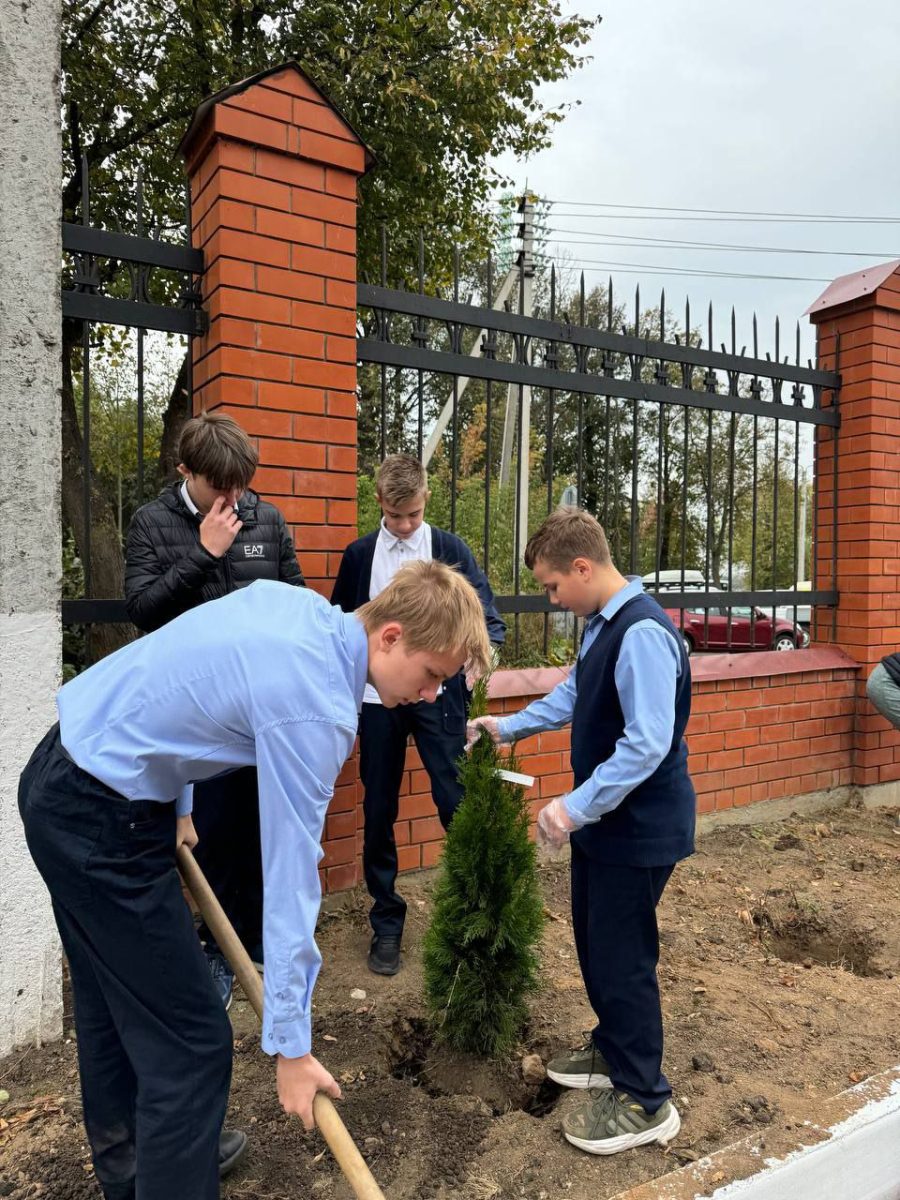 Экологическая акция «Посади свое дерево» на приходе собора Всех святых в земле Русской просиявших г. Домодедово. — фото 5