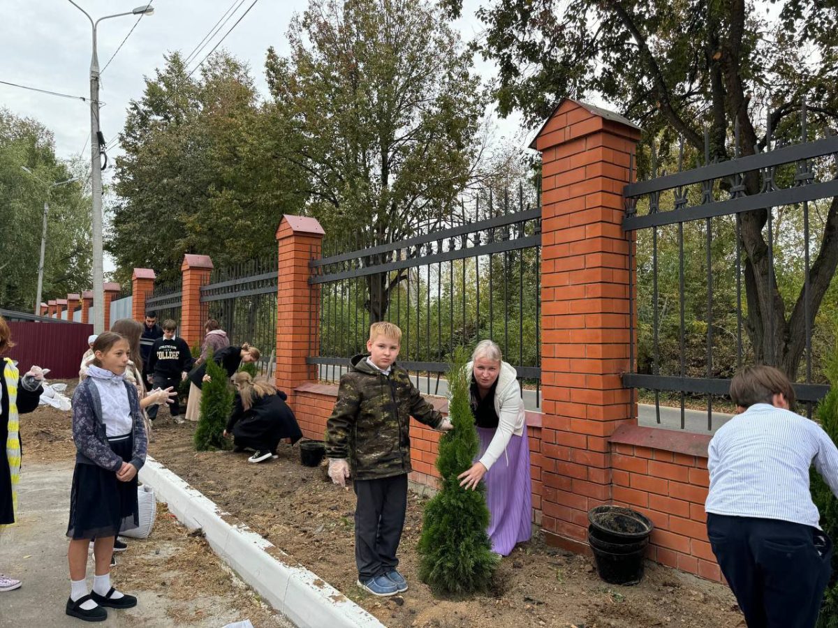 Экологическая акция «Посади свое дерево» на приходе собора Всех святых в земле Русской просиявших г. Домодедово. — фото 6
