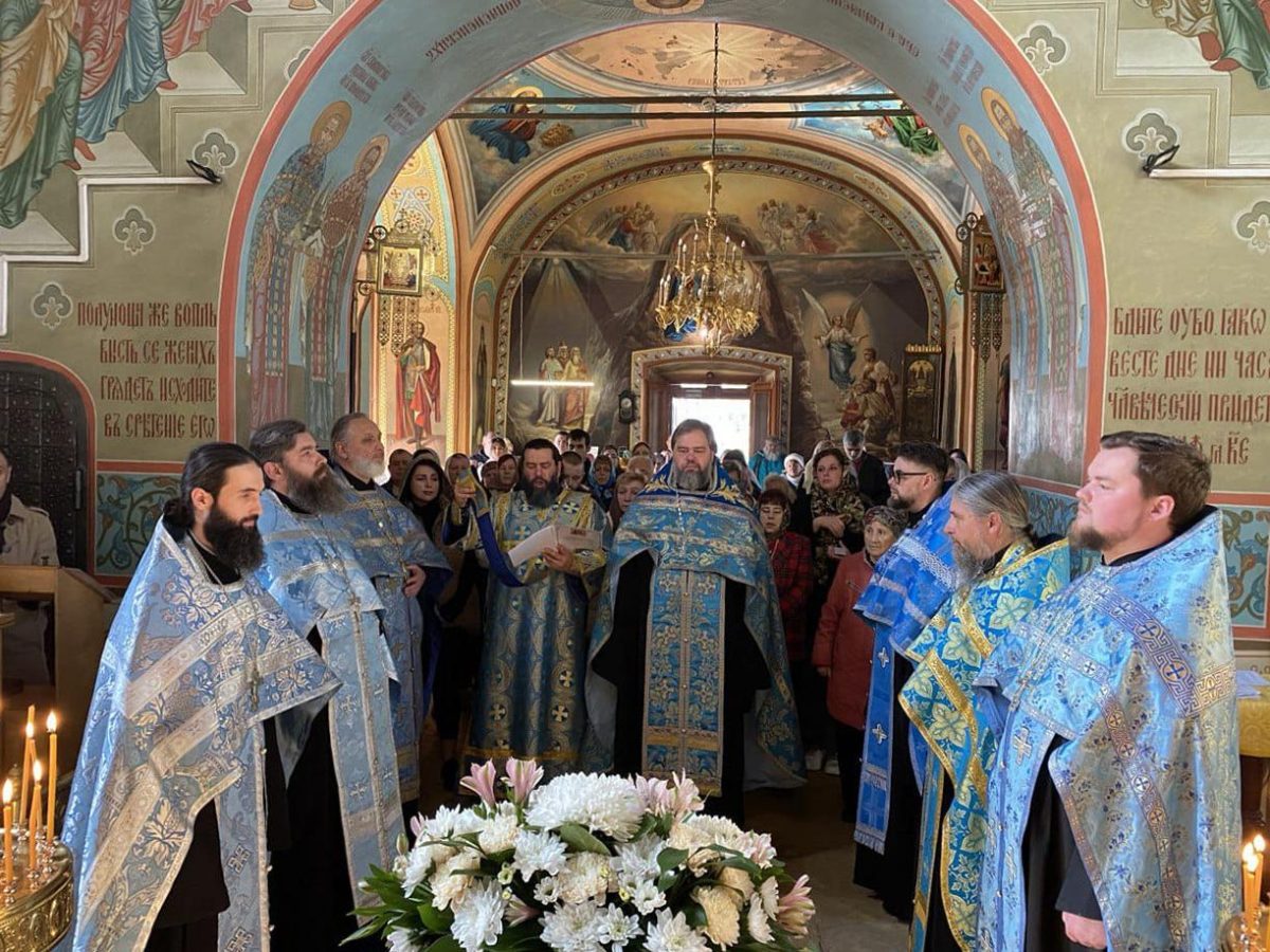 Духовенство Домодедовского благочиния совершило молебен перед Казанской иконой Божией Матери
