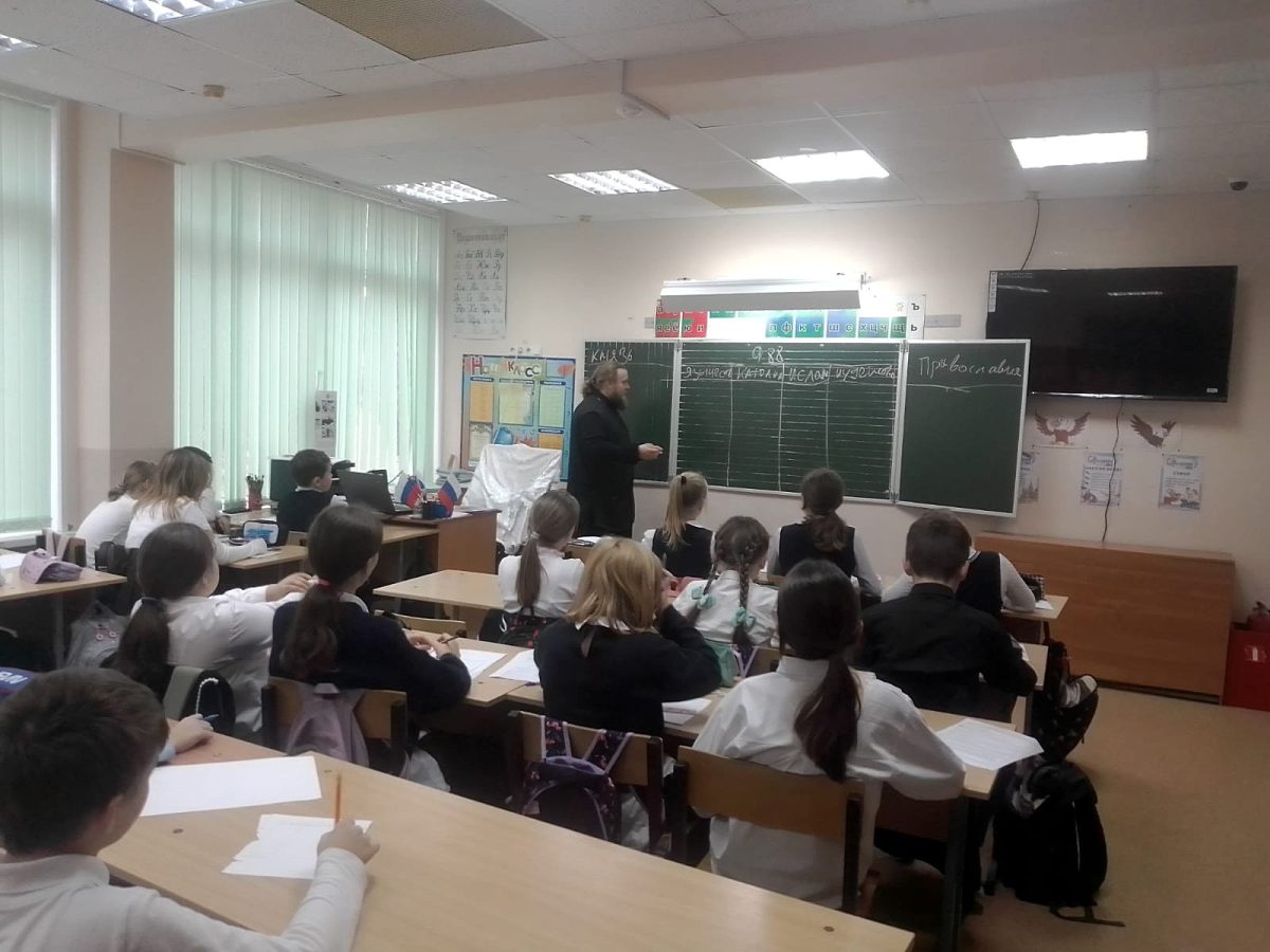 Беседа со священником в Повадинской СОШ