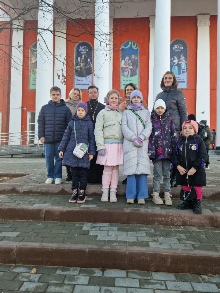 Детская воскресная школа «Фавор» посетила театр в Царицыно