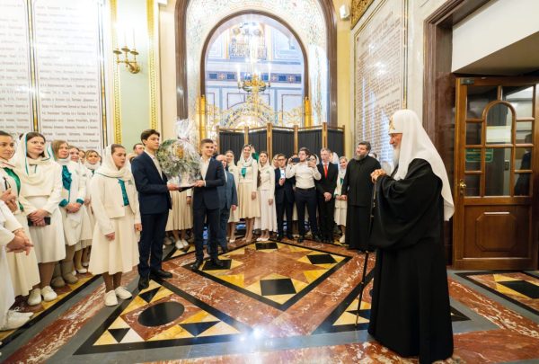 Поздравление Патриаршими добровольцами Святейшего Патриарха Кирилла с праздником Рождества Христова