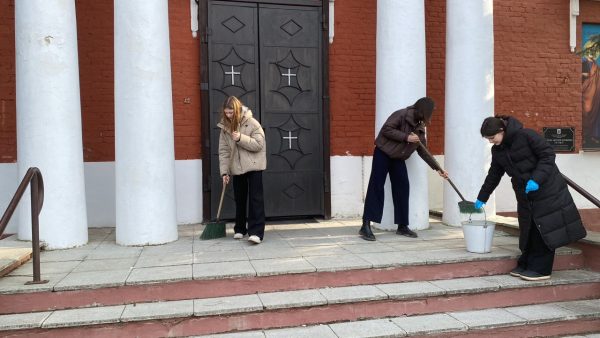 Ученики Заревской школы помогли Иверскому храму села Растуново