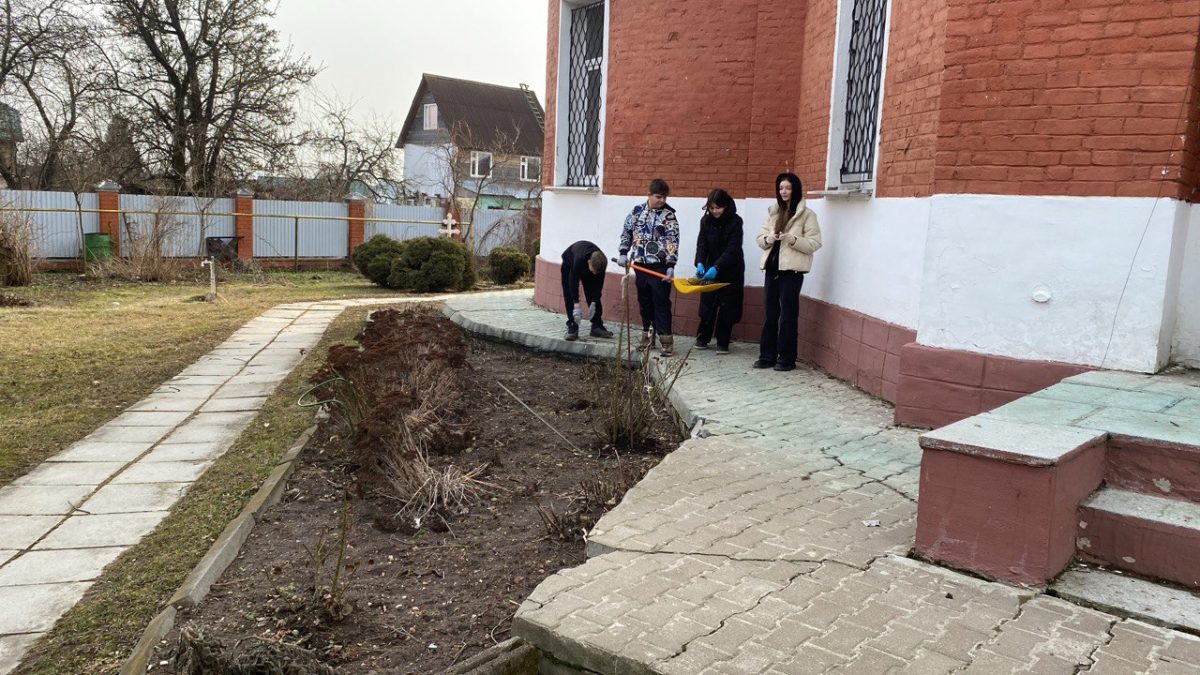 Ученики Заревской школы помогли Иверскому храму села Растуново — фото 3