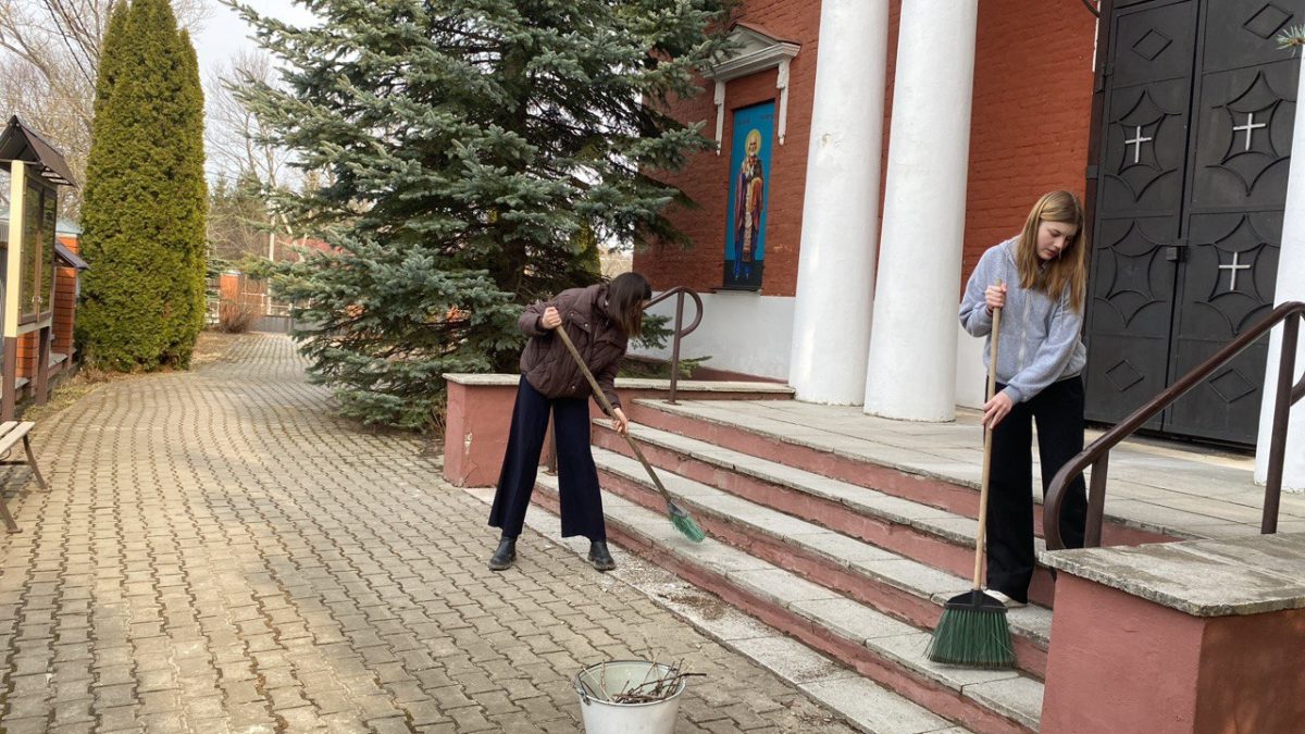 Ученики Заревской школы помогли Иверскому храму села Растуново