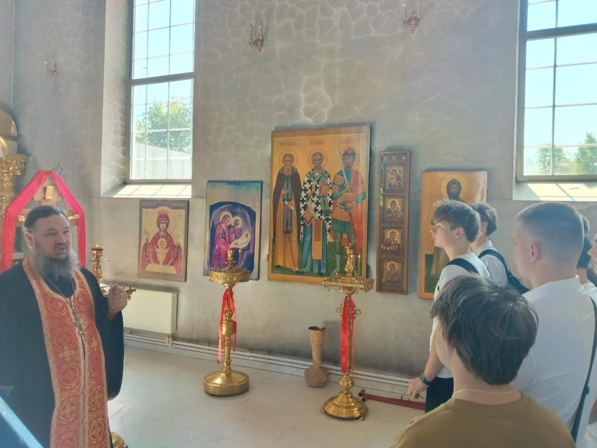 Визит выпускников Барыбинской школы в Христорождественский храм мкр. Барыбино г. Домодедово