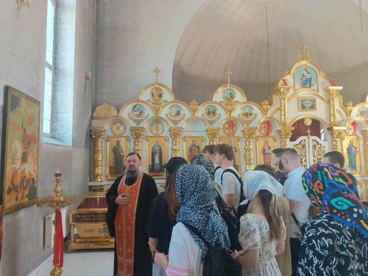 Визит выпускников Барыбинской школы в Христорождественский храм мкр. Барыбино г. Домодедово