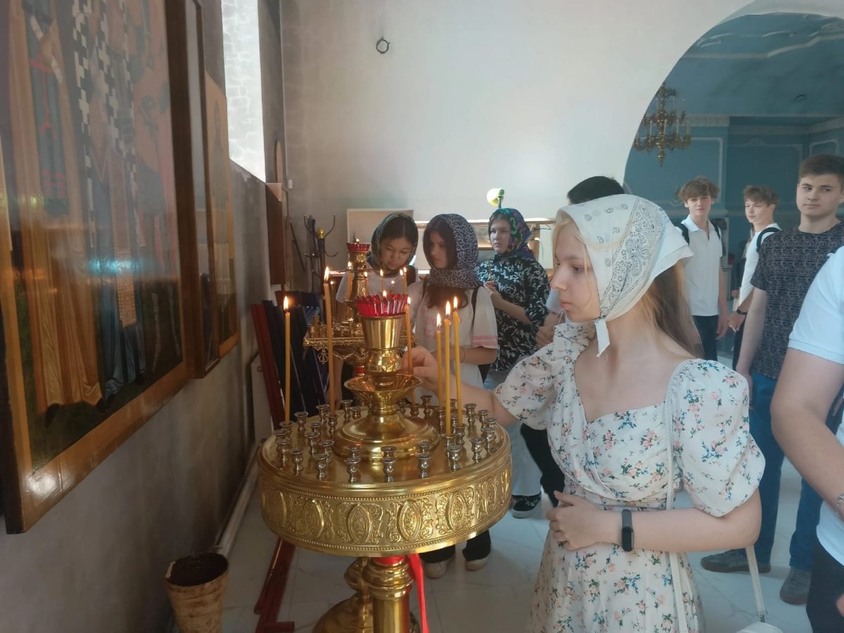 Визит выпускников Барыбинской школы в Христорождественский храм мкр. Барыбино г. Домодедово — фото 3