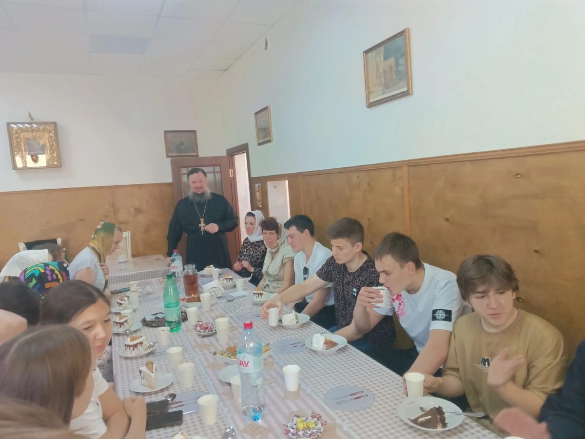 Визит выпускников Барыбинской школы в Христорождественский храм мкр. Барыбино г. Домодедово — фото 4