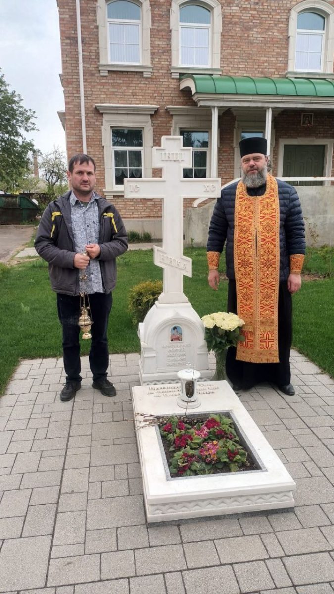 В Радоницу Домодедовский благочинный посетил могилы усопших священнослужителей благочиния и совершил заупокойнные литии у их могил.