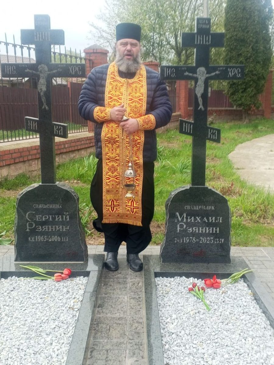 В Радоницу Домодедовский благочинный посетил могилы усопших священнослужителей благочиния и совершил заупокойнные литии у их могил. — фото 2