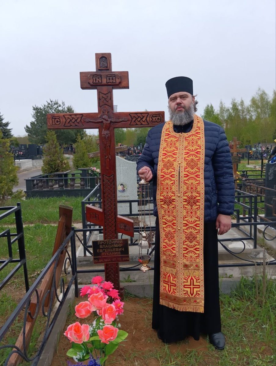 В Радоницу Домодедовский благочинный посетил могилы усопших священнослужителей благочиния и совершил заупокойнные литии у их могил. — фото 3