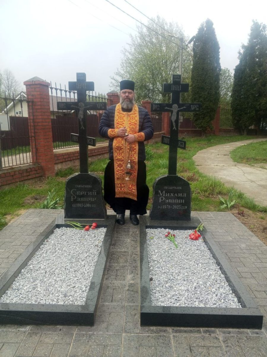 В Радоницу Домодедовский благочинный посетил могилы усопших священнослужителей благочиния и совершил заупокойнные литии у их могил. — фото 6