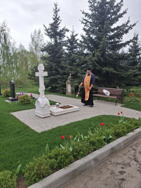 В Радоницу Домодедовский благочинный посетил могилы усопших священнослужителей благочиния и совершил заупокойнные литии у их могил.